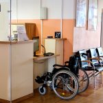 Miejsce do obsługi osób z niepełnosprawnościami wyposażona w pętle indukcyjną dla osób niesłyszących i programem udźwiękowiającym dla osób słabo słyszących