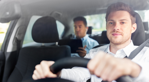 Na zdjęciu przedstawiona jest osoba kierująca samochodem