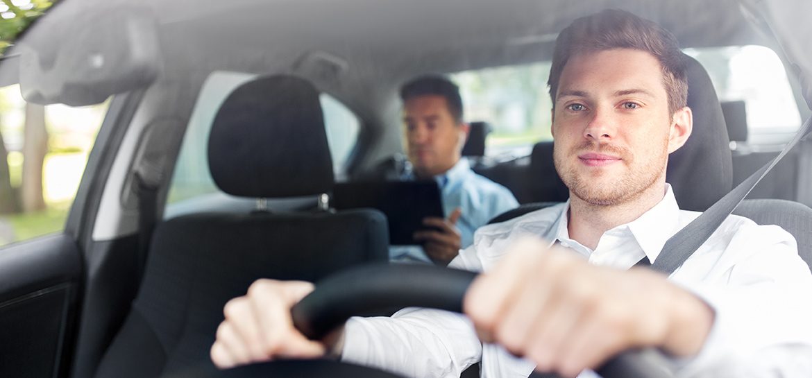 Na zdjęciu przedstawiona jest osoba kierująca samochodem