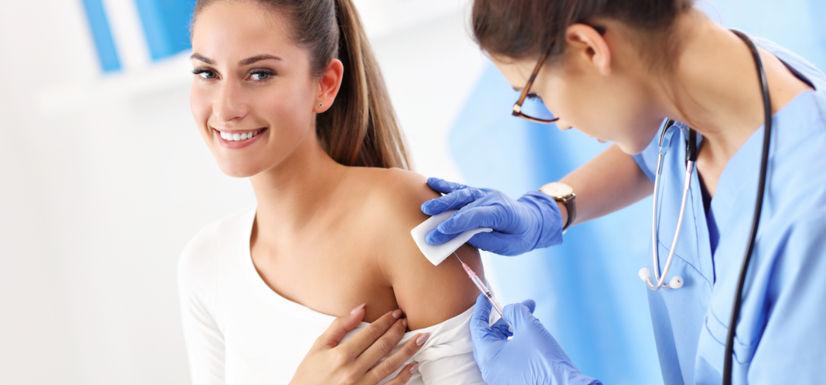 Zdjęcie prezentuje pacjentkę, która jest badana przez lekarza