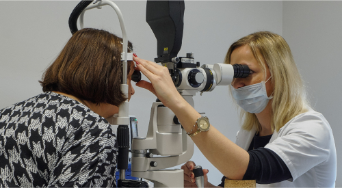 Zdjęcie przedstawia badanie wzroku