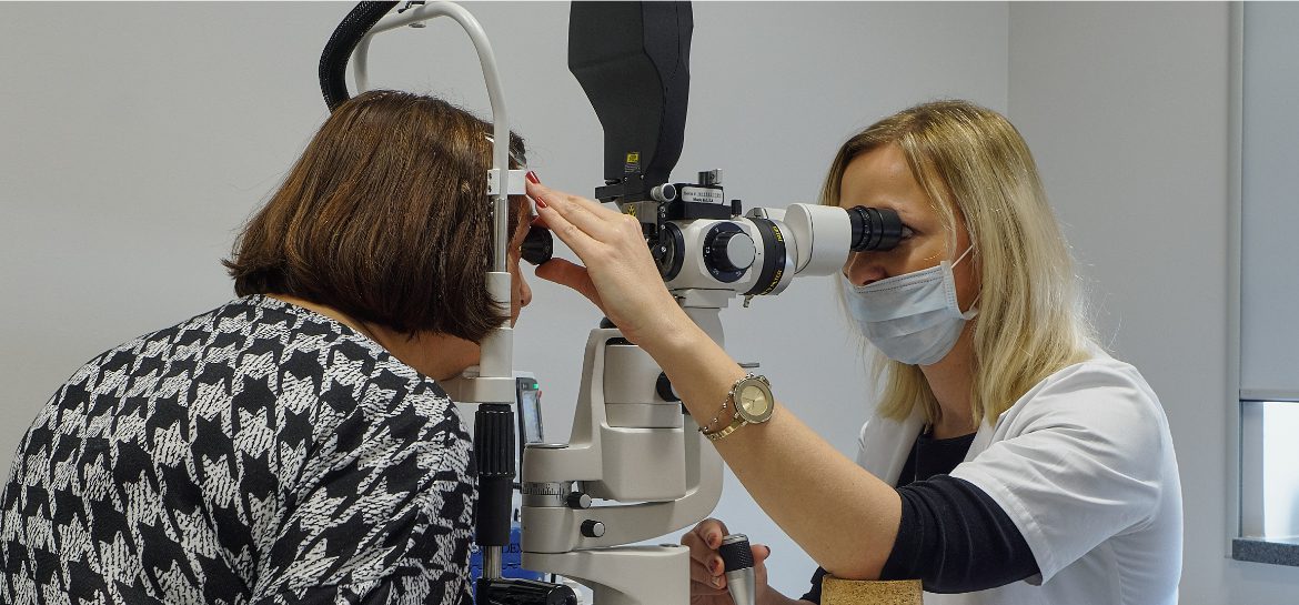Zdjęcie przedstawia badanie wzroku
