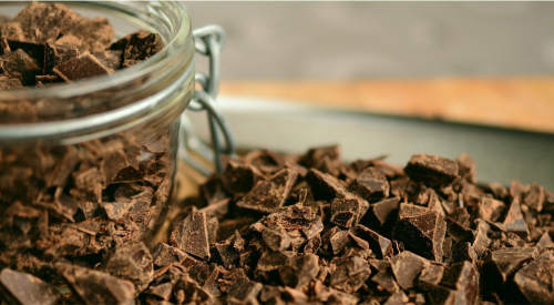 Zdjęcie przedstawia pokruszone kawałki czekolady w słoiku