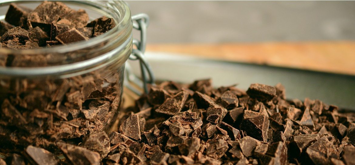 Zdjęcie przedstawia pokruszone kawałki czekolady w słoiku