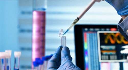 Zdjęcie przedstawia pobieranie próbek do badania