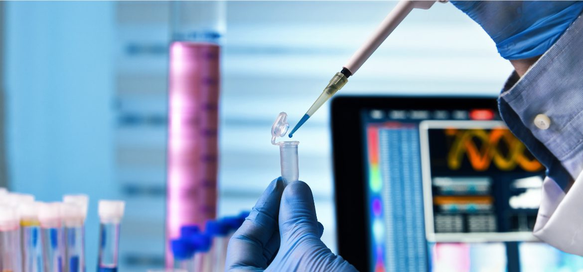 Zdjęcie przedstawia pobieranie próbek do badania